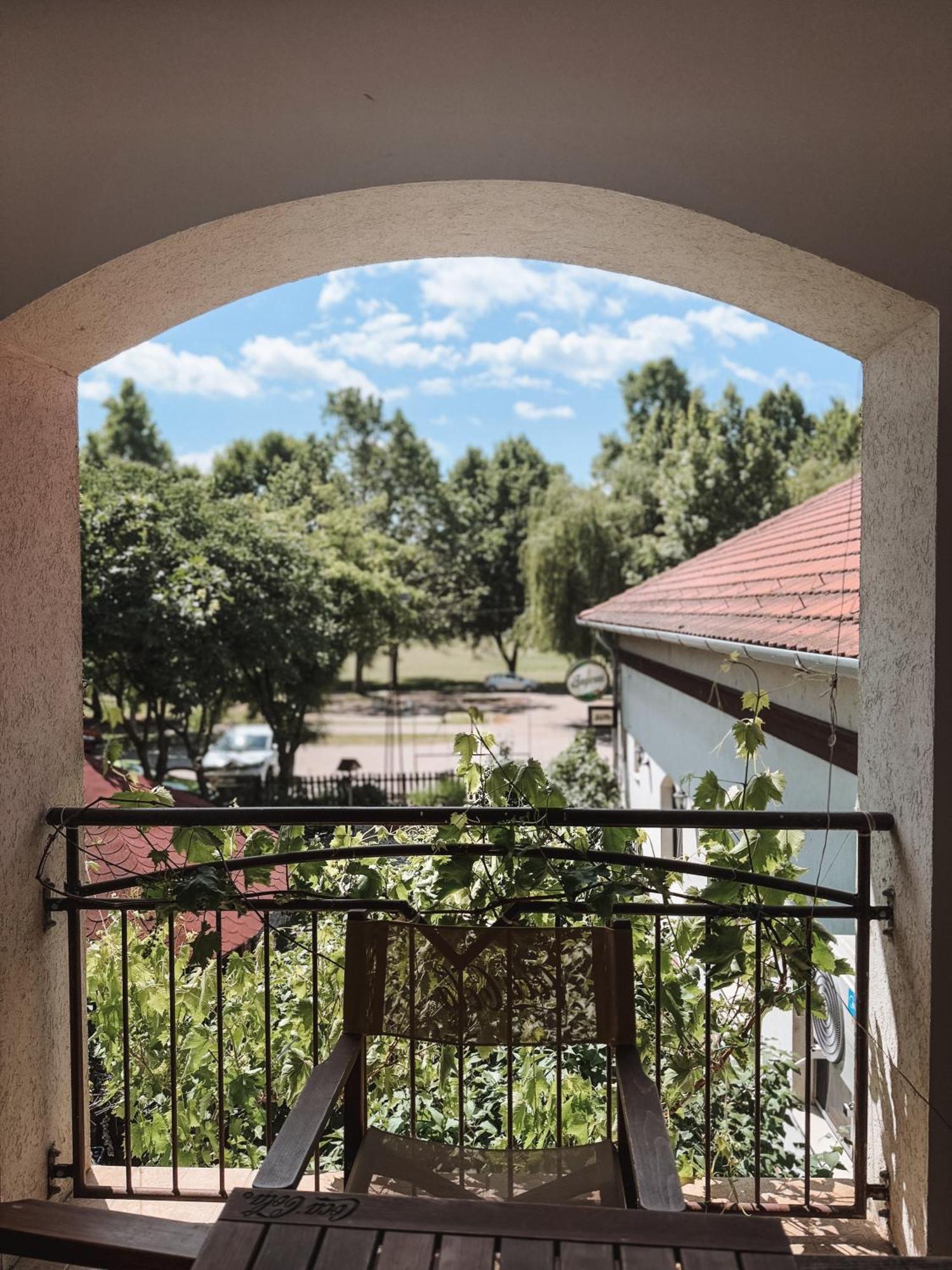 Sobri Halaszcsarda Es Panzio Baja Exterior photo